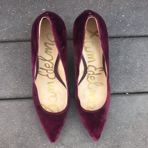 Burgundy velvet pointed pump